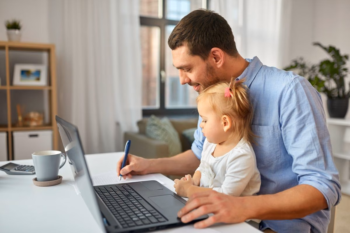 Vater mit Kind im Homeoffice
