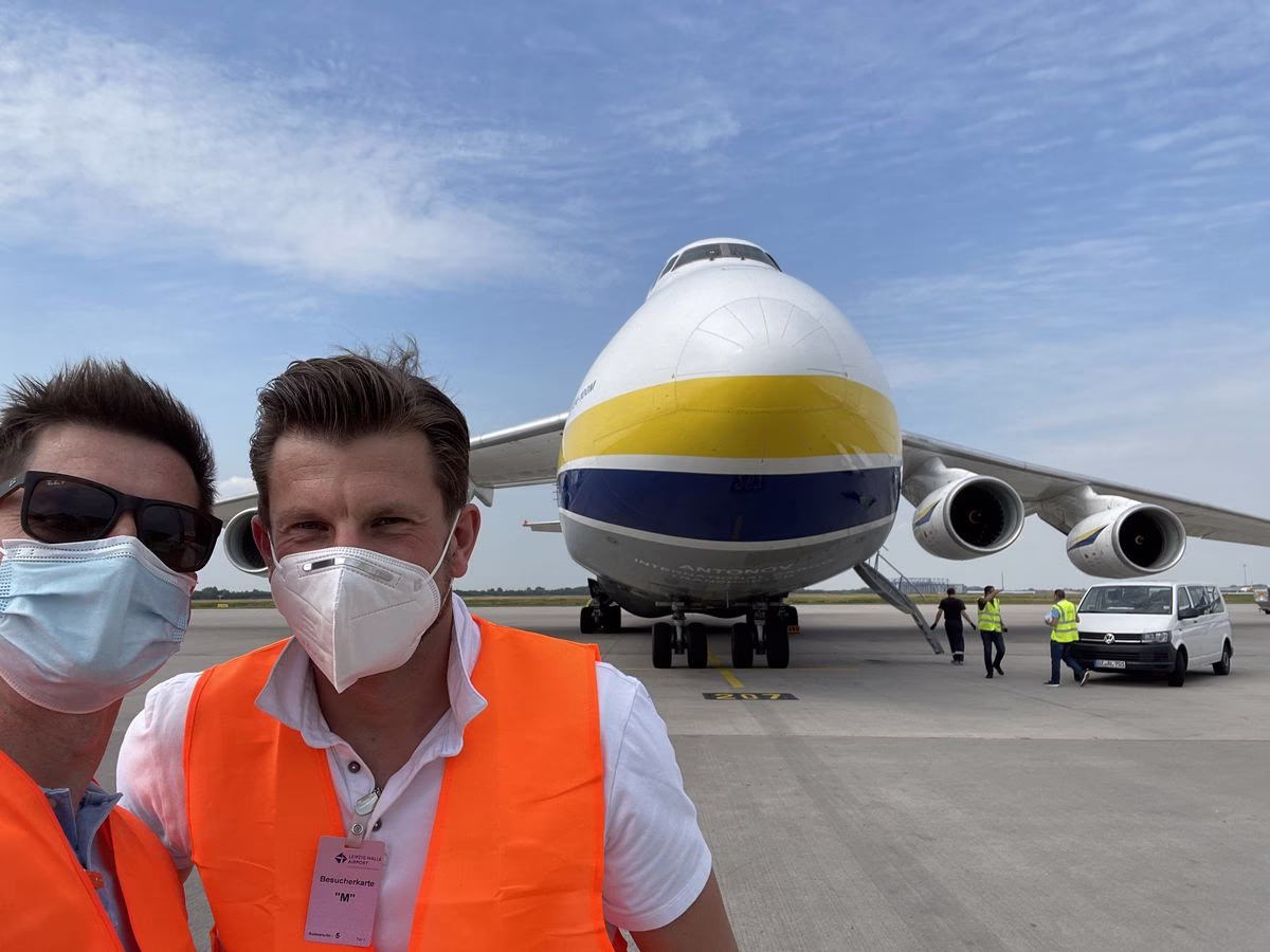 Thomas Wilhelm mit Alexander Lägel Thomas Wilhelm mit Alexander Lägel am Flughafen Leipzig Halle