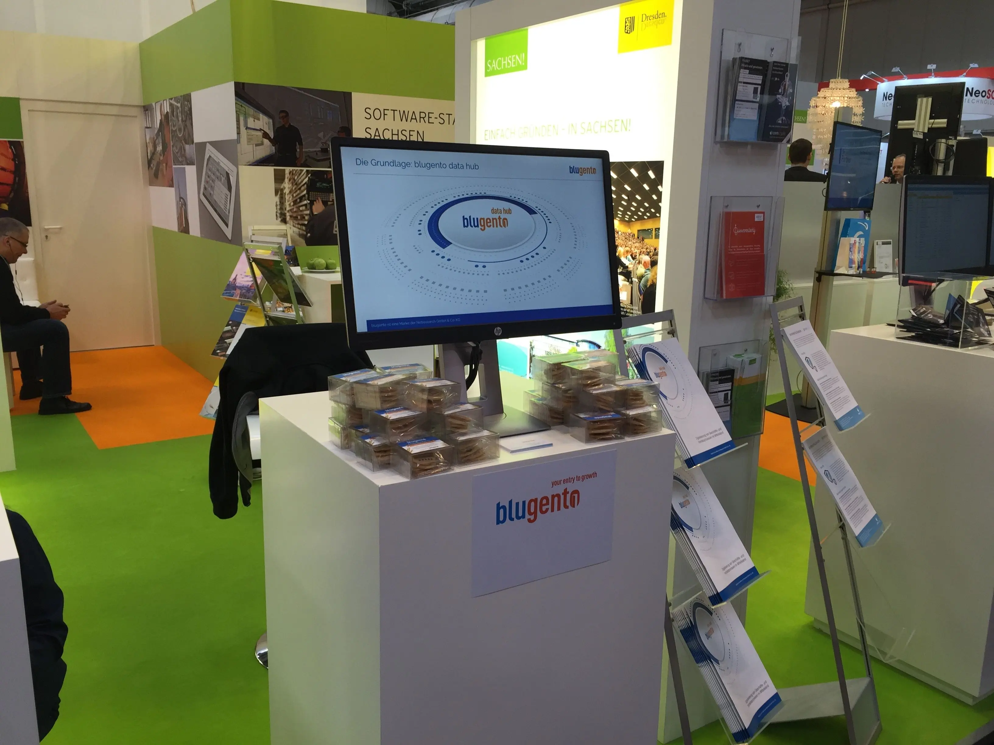 Messestand mit einem Rechner