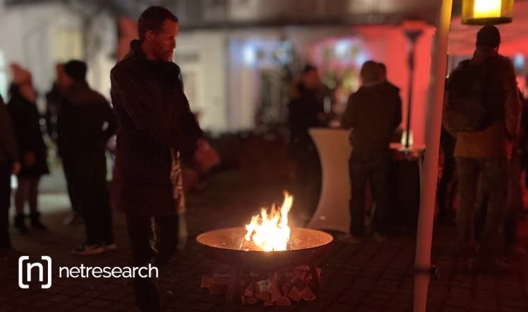 Netresearch Neujahrs-Gluehen 2025: Eventansicht mit Feuerschale und Gästen