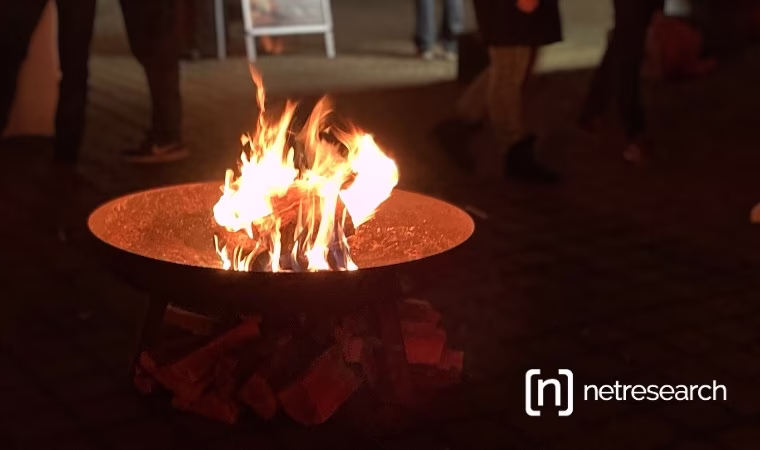 Netresearch Neujahrs-Gluehen 2025: Feuerschale und Besucher