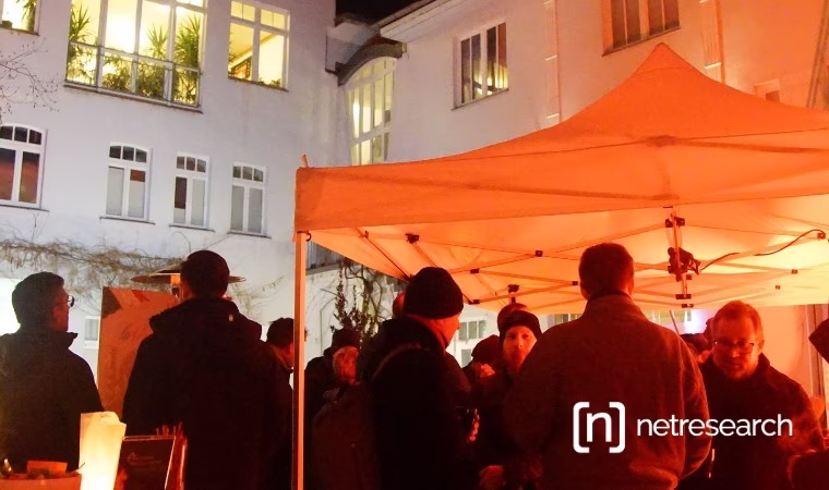 Netresearch Neujahrs-Gluehen 2025: Beleuchteter Hinterhof und Gäste