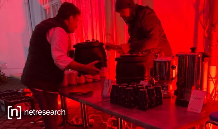 Netresearch Neujahrs-Gluehen 2025: Beheizter Suppentopf mit Gulasch wird zum Buffet gebracht